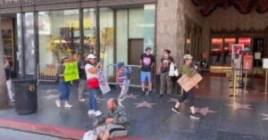 Postao popularan na Tviteru: Beskućnik prolazio pored protesta antivaksera, pa im dobacio rečenicu zbog koje su odmah zaćutali