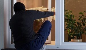 Mučili i opljačkali bračni par u Sanskom Mostu