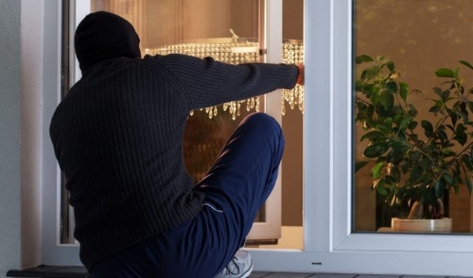 Mučili i opljačkali bračni par u Sanskom Mostu