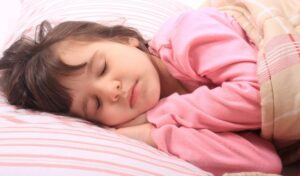 Mala djeca na spavanje trebaju ići rano i uvijek u isto vrijeme