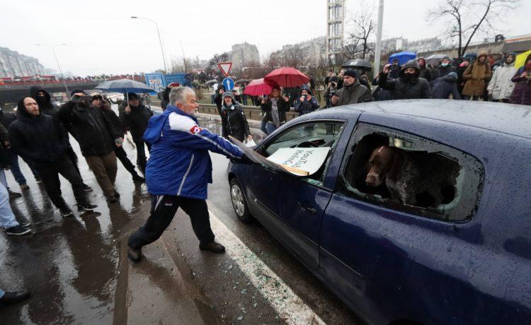 Zaletio se autom u ljude na protestima u Beogradu