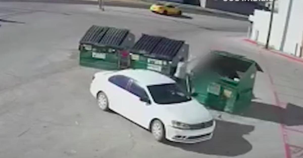 Majka izašla iz automobila i hladnokrvno bacila bebu u kontejner (VIDEO)