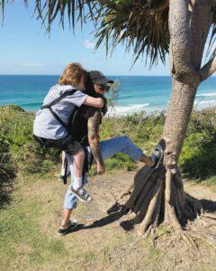 Noseći sina s invaliditetom na leđima obišla svijet (FOTO)